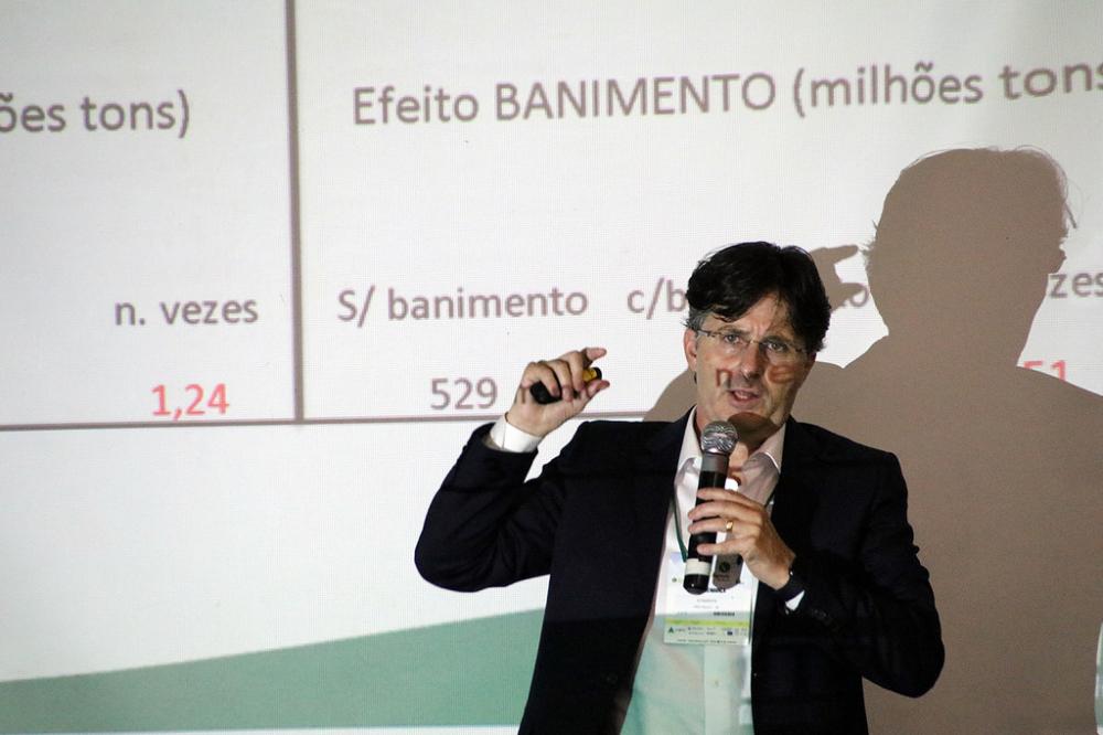 Sem agroquímicos e aplicação aérea, exportações brasileiras estariam noutro patamar