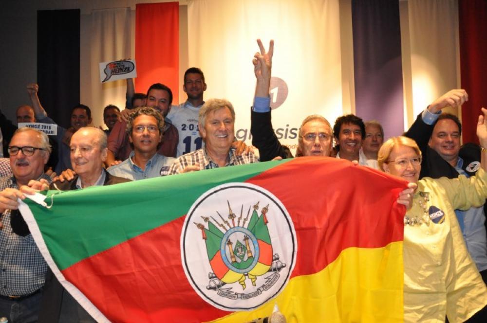 Heinze prospera sobre fogo amigo  